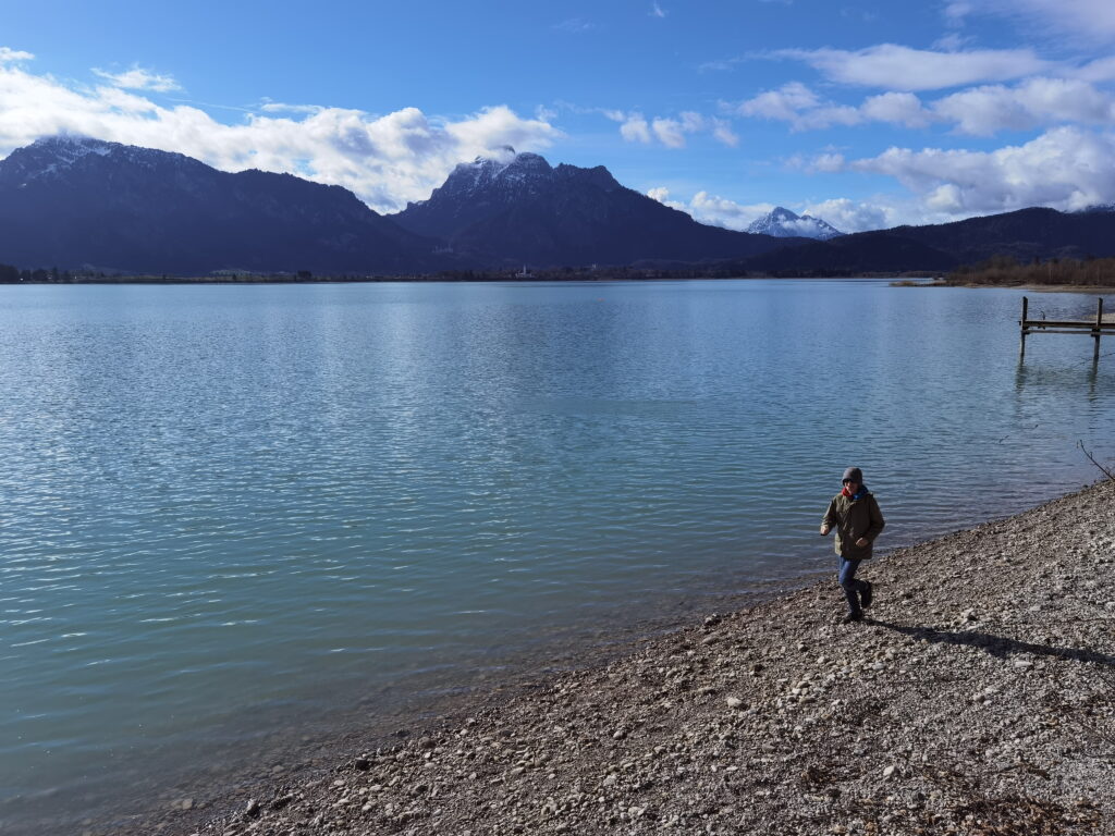 Forggensee Wanderung am Ufer des Sees entlang